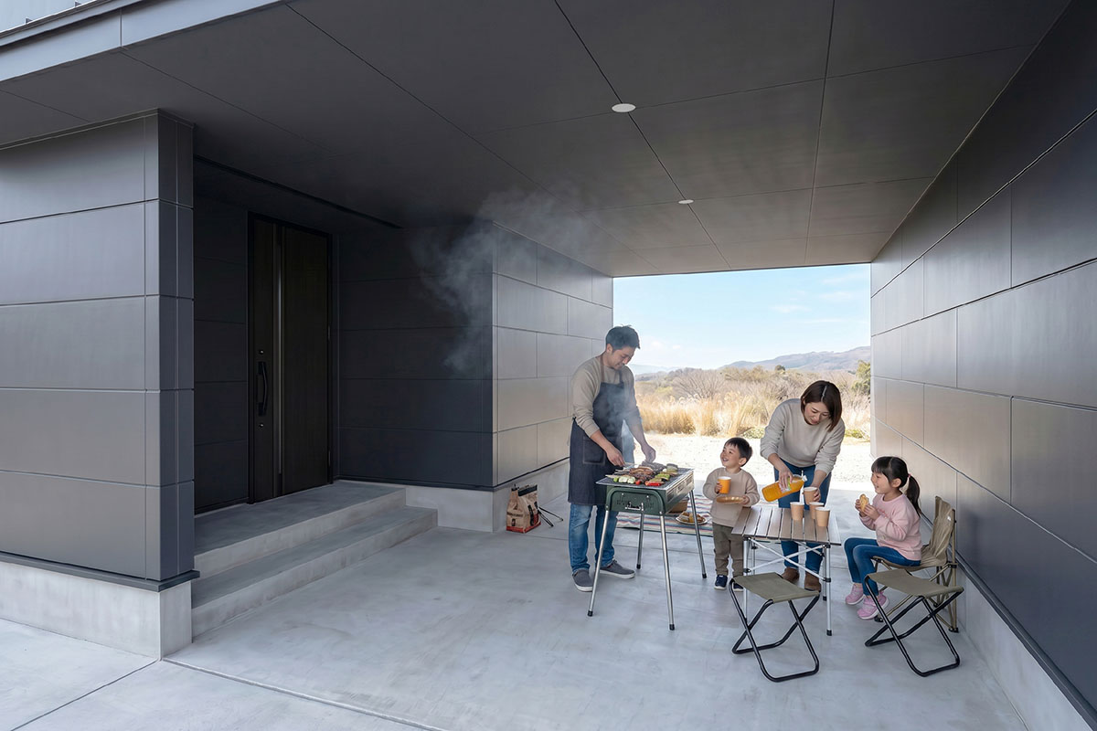 軒下で家族がBBQを楽しむ様子
