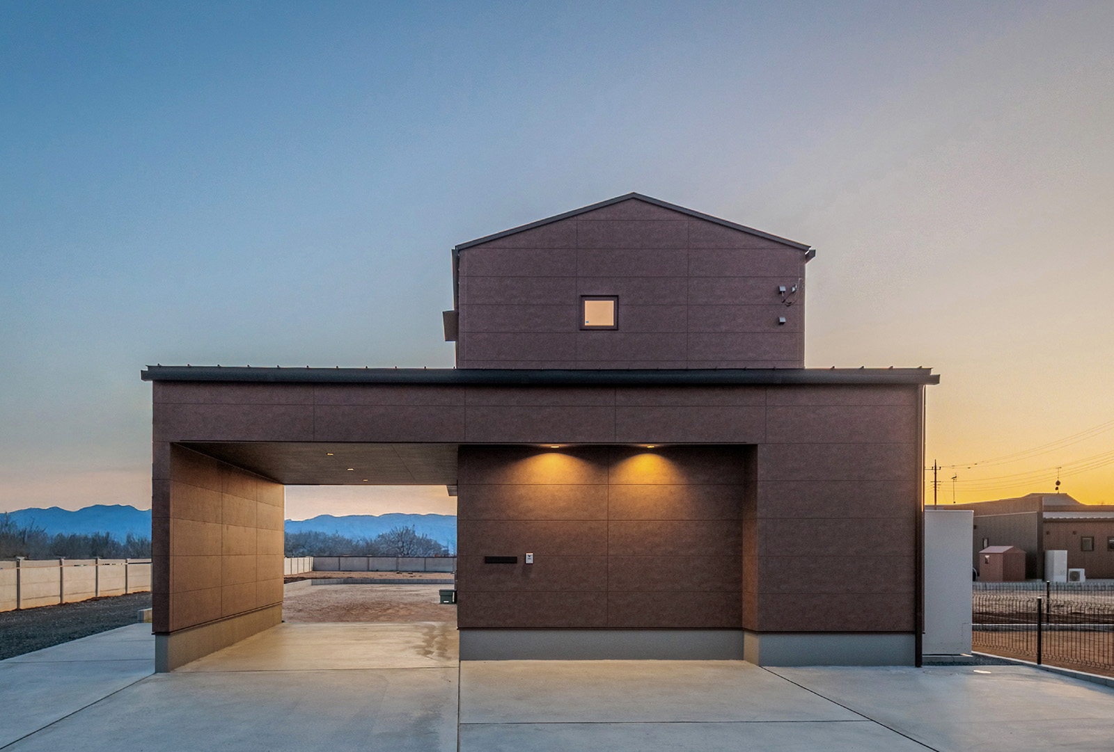 ホテルのような車寄せがある<br>2階建て 画像