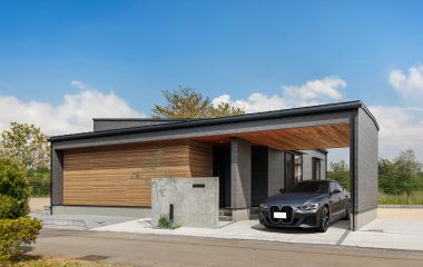 木質感×石目調が映えるガレージポーチの平屋 アイキャッチ画像